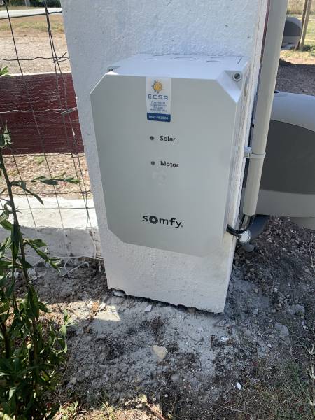 Pose d'une motorisation de portail battant ouvrant à la française SOMFY avec alimentation SOLAIRE à Izon proche de Bordeaux