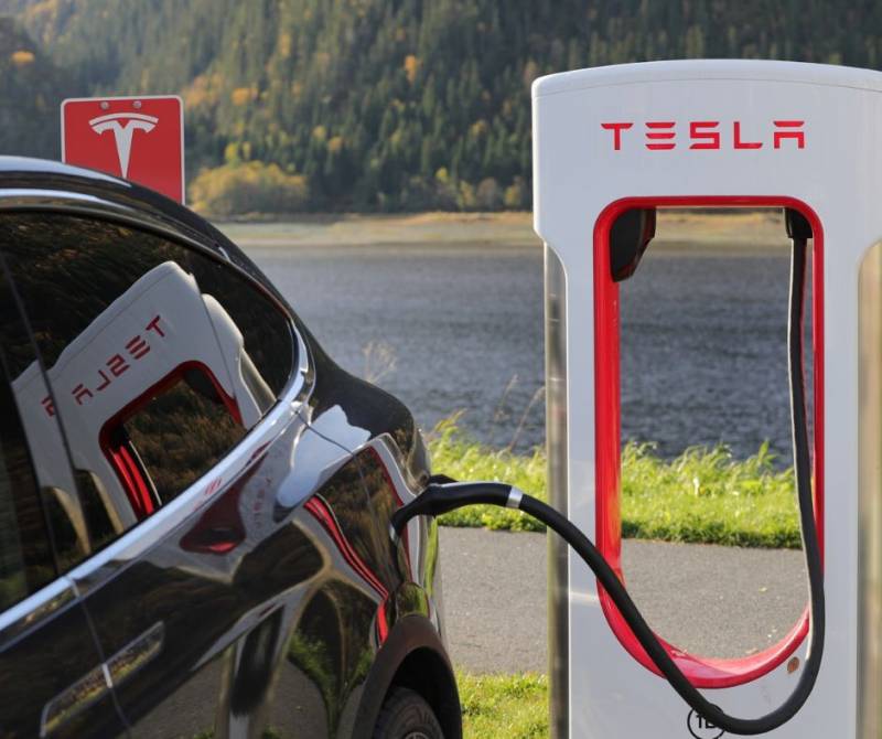 Pose d'une prise Green Up de Legrand pour une voiture 100% électrique Tesla  à Bordeaux - ECSR